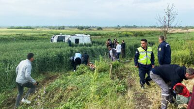 Bursa’da servis minibüsü devrildi: Yaralılar var