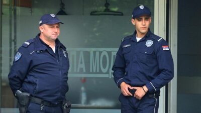 Sırbistan genelindeki 1800 okulda 2’şer polis görevlendirildi