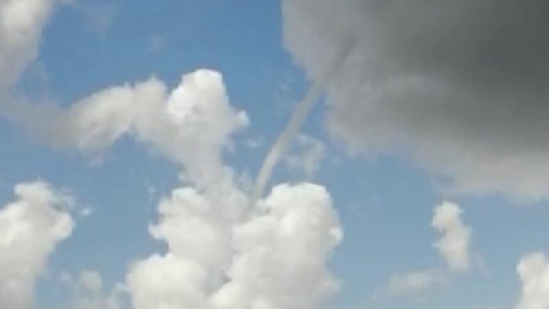 Hayrete düşüren görüntü! İki bulut arasında… Hayrete düşüren görüntü! İki bulut arasında…