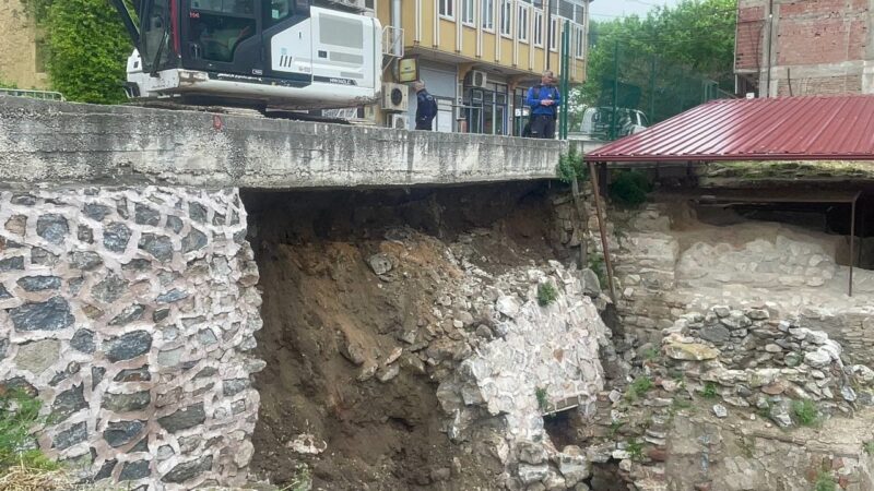 Bursa’da tarihi İznik çini fırınlarının kazı alanı istinat duvarı çöktü Bursa’nın tarihi ilçesi İznik’te çini fırınlarının kazı alanının istinat duvarı