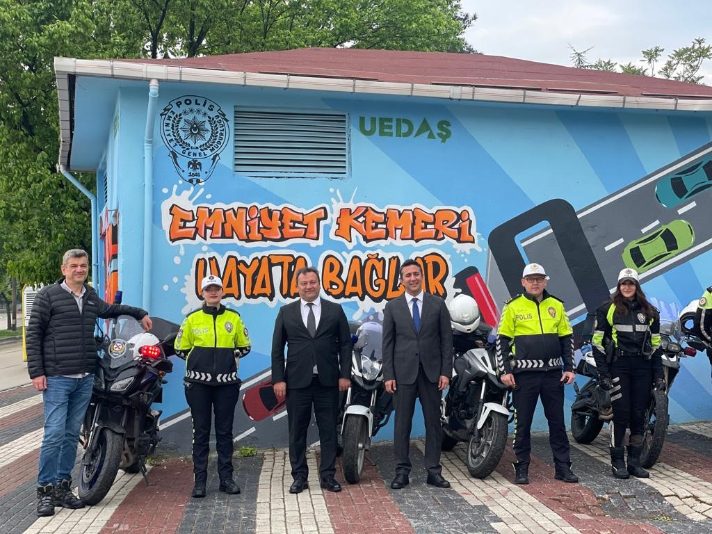 UEDAŞ’ın renklendirdiği 66. trafo, emniyet kemeri için uyardı UEDAŞ’ın renklendirdiği 66. trafo, emniyet kemeri için uyardı