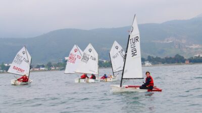 Bursa’da yelken yarışlarında minikler kıyasıya mücadele etti
