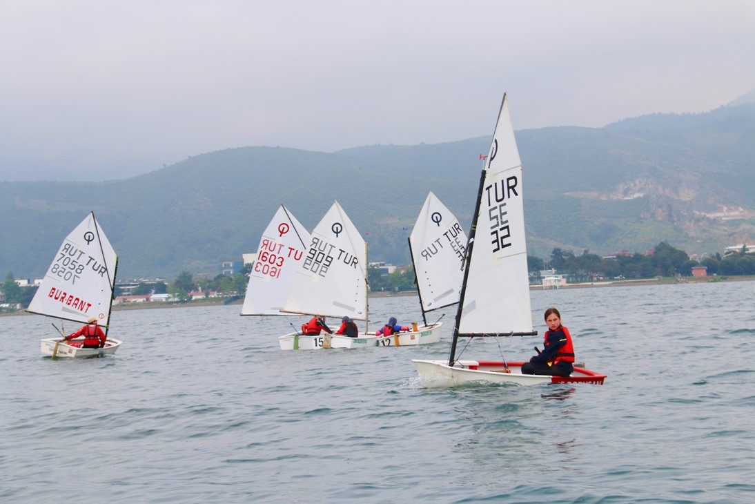 Bursa’da yelken yarışlarında minikler kıyasıya mücadele etti Bursa’da yelken yarışlarında minikler kıyasıya mücadele etti