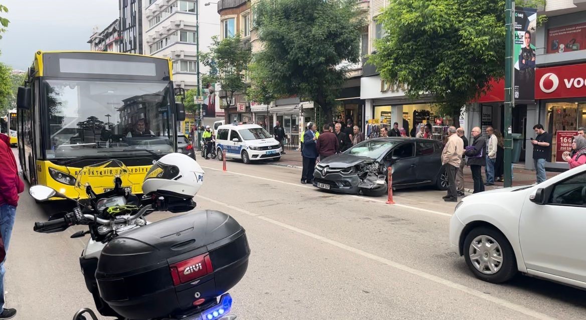 Bursa’da feci kaza! Yolcu indiren halk otobüsüne…