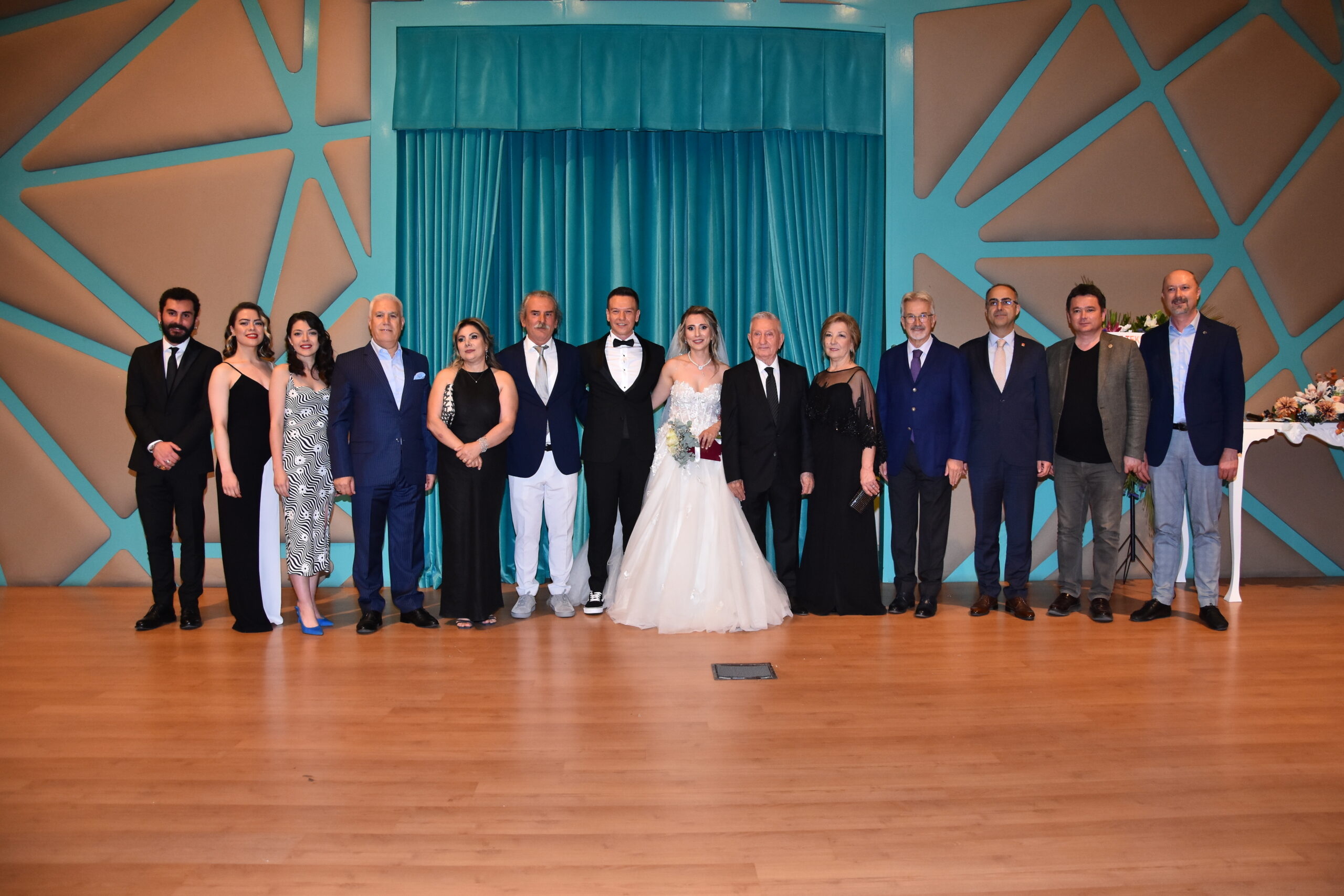 Bursa’da Uyruk ve Akova ailelerini birleştiren düğün