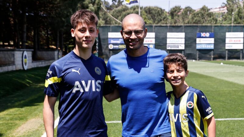 Alex de Souza’dan Fenerbahçe’ye ziyaret Fenerbahçe'nin Brezilyalı eski efsane futbolcusu Alex de Souza, sarı-lacivertlilerin idmanını