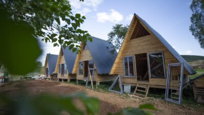 Bungalov evlerde turistler doğayla iç içe tatil yapıyor…