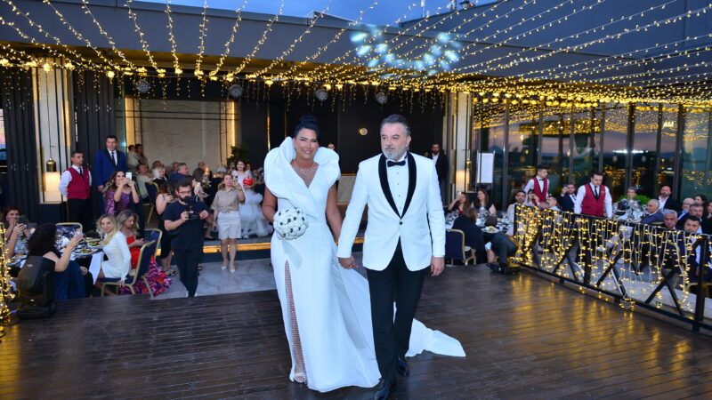 Bursa sosyal yaşamını buluşturan düğün… Bursa sosyal yaşamının tanınmış isimlerinden Şebnem Sakder ile New Servis