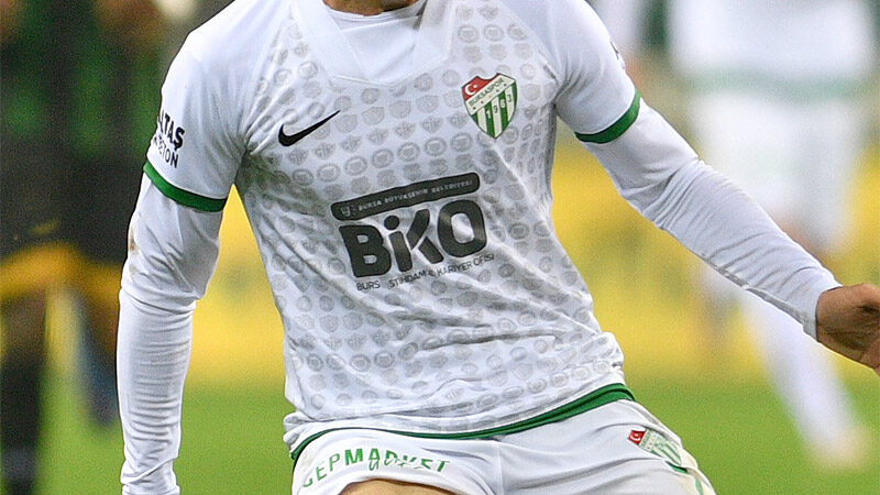 Bursaspor’un eski futbolcusu Türkiye’ye mi dönüyor? 2021-22 sezonunda Bursaspor forması giyen Namık Alaskarov'un Türkiye'ye döneceği öne