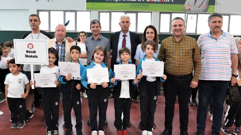 Osmangazi’de minik raketler sertifikalarını aldı Osmangazi Belediyesi’nin verdiği tenis eğitiminden faydalanan 1 ve 2. sınıf