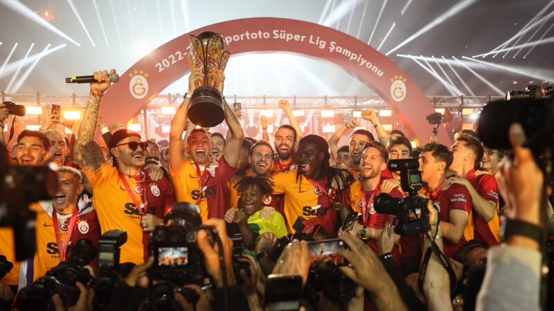 Galatasaray şampiyonluk kupasına kavuştu Spor Toto Süper Lig'de 2022-2023 sezonunu zirvede tamamlayarak 23. şampiyonluğuna