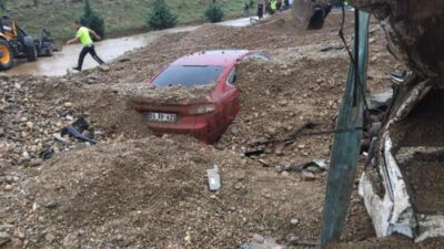 Heyelan yoldan geçen araçları yuttu! 1 kişi hayatını kaybetti