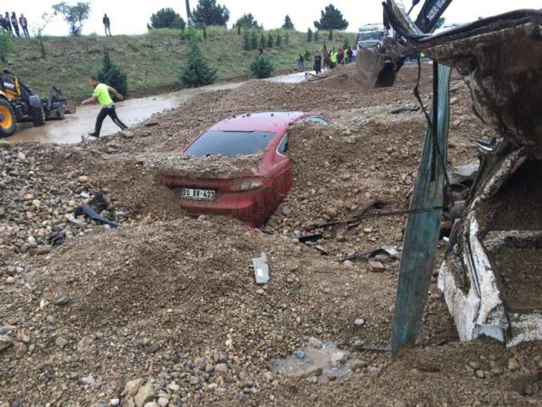Heyelan yoldan geçen araçları yuttu! 1 kişi hayatını kaybetti