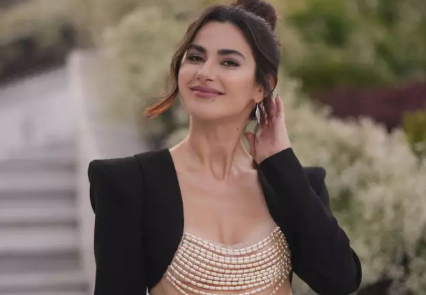 Nesrin Cavadzade’nin cesur düğün kıyafeti gündemde! “Gelinin gecesinde…”