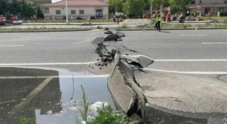 Çin’de yollar yarıldı, binlerce kişi tahliye edildi