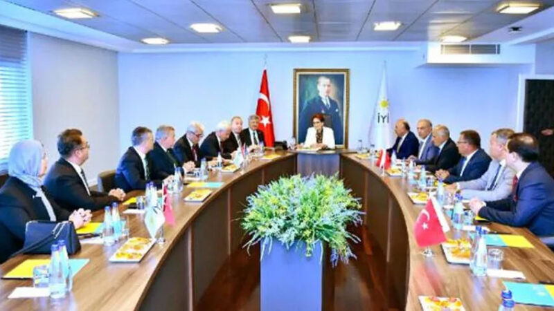 Akşener, partisinin belediye başkanlarıyla görüştü İYİ Parti Genel Başkanı Meral Akşener, partisinin ilçe belediye başkanlarıyla