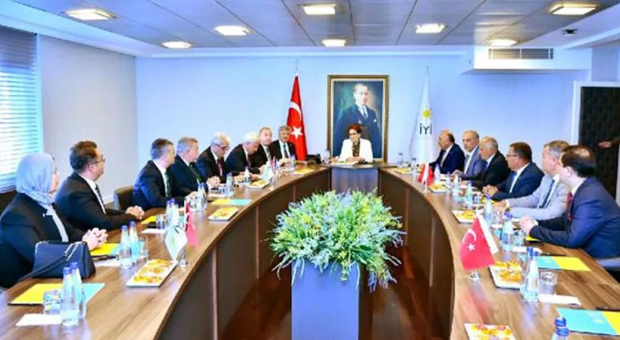 Akşener, partisinin belediye başkanlarıyla görüştü