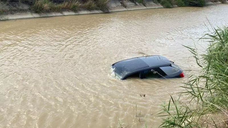 Otomobil sulama kanalına uçtu! Sürücü ölümden döndü Otomobil sulama kanalına uçtu! Sürücü ölümden döndü