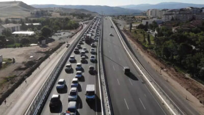 Büyük bayram trafiği sürüyor! 43 ilin geçiş güzergahı havadan görüntülendi