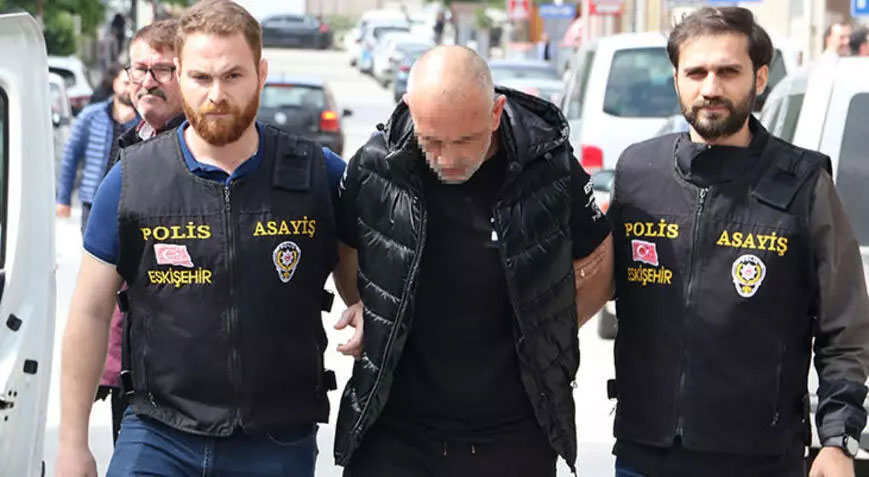 Evine gittiği arkadaşını dövüp, başına sert bir cisimle vurarak öldürdü