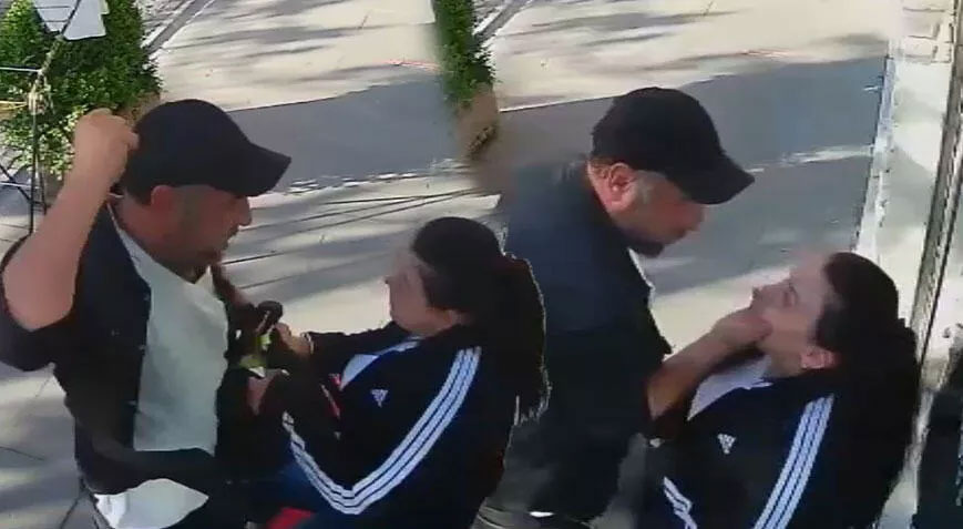 Sokak ortasında kadına şiddet! Bir süre ağladı, sonra olay yerinden uzaklaştı Sokak ortasında kadına şiddet! Bir süre ağladı, sonra olay yerinden uzaklaştı