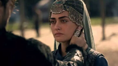 Sırt dekoltesiyle sosyal medyayı salladı