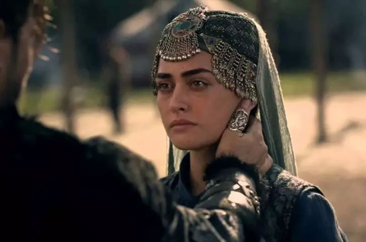 Sırt dekoltesiyle sosyal medyayı salladı