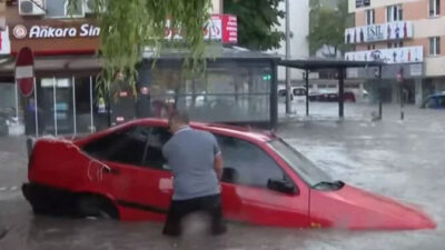 Ankara’da şiddetli yağış: Caddeler göle döndü, araçlar sürüklendi