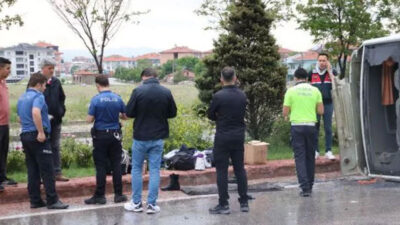 Jandarma personelini taşıyan araç devrildi; 5 yaralı