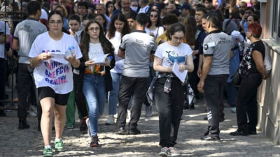YKS’de ilk oturum (TYT) heyecanı: Sınava geç kalanların hayalleri yıkıldı!