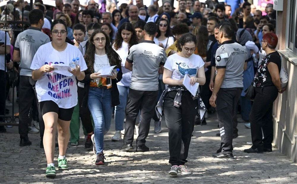 YKS’de ilk oturum (TYT) heyecanı: Sınava geç kalanların hayalleri yıkıldı!