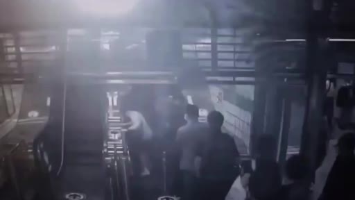 Yürüyen merdiven ters çalıştı: 14 yaralı