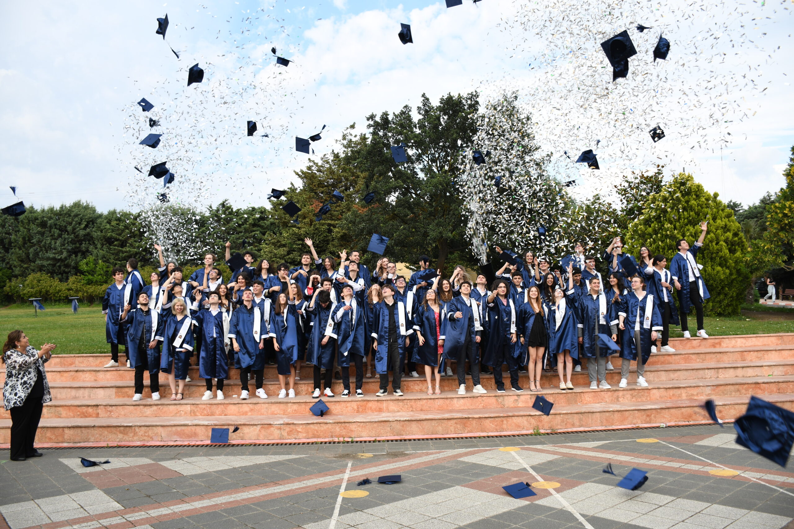 Emine Örnek Lisesi’nde mezuniyet coşkusu Emine Örnek Lisesi’nde mezuniyet coşkusu