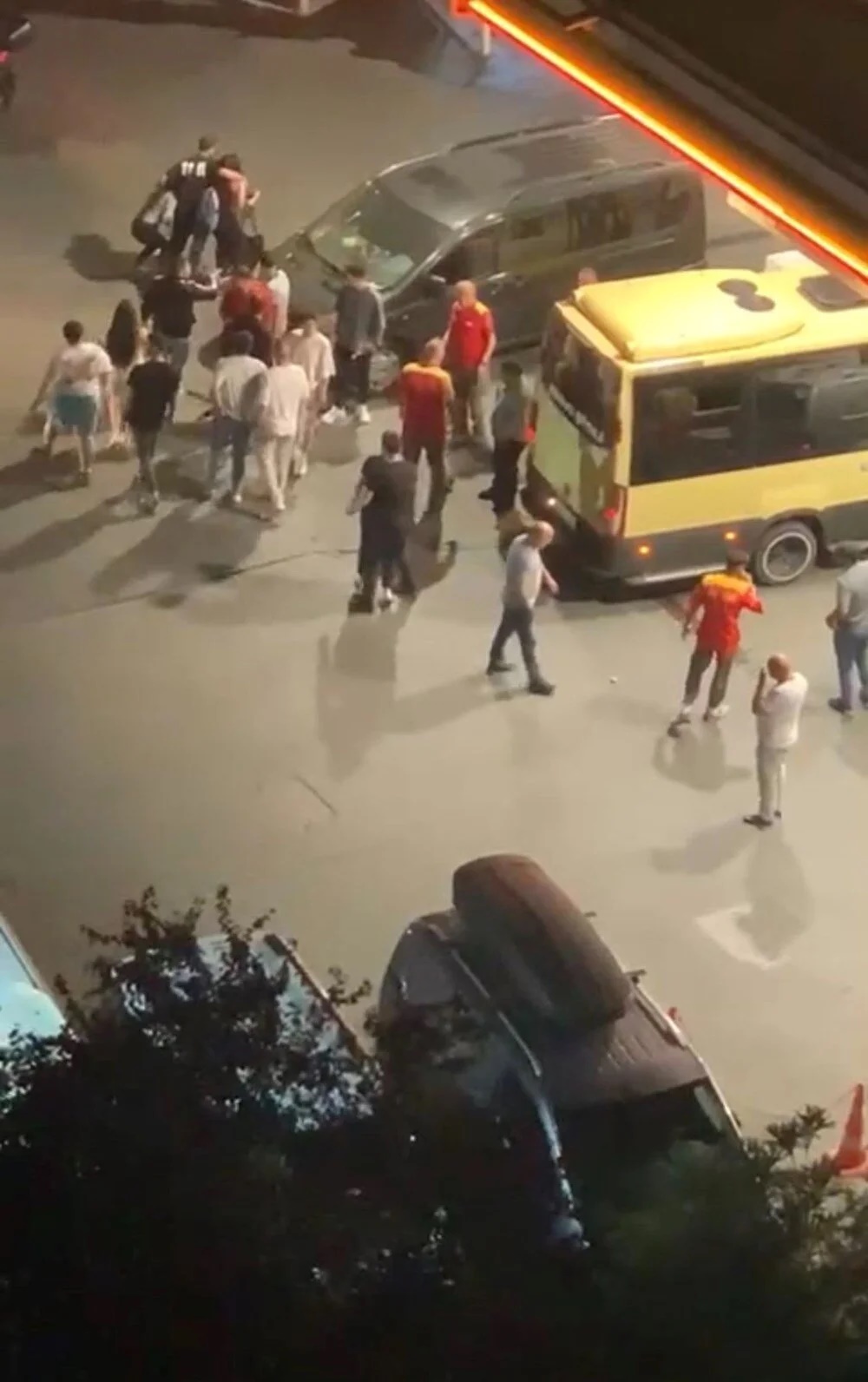 Dayak yedikleri gençlerin üzerine otomobili sürdüler