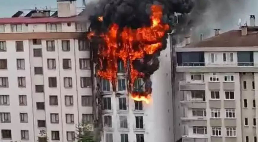 Lokantanın bacasında çıkan yangın, otele sıçradı Lokantanın bacasında çıkan yangın, otele sıçradı