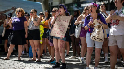 İsviçre’de yüz binlerce kadın sokaklara çıktı