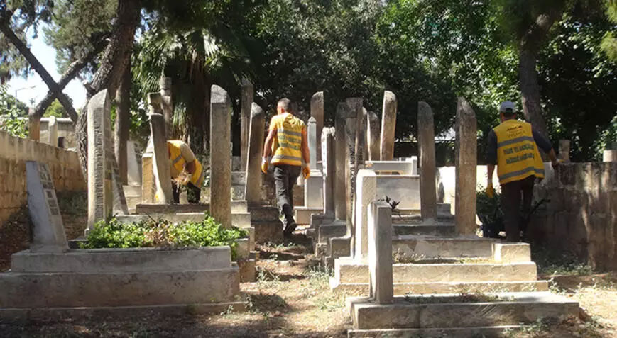 Şanlıurfa’da mezarlık tahrip edildi, vatandaş tepki gösterdi