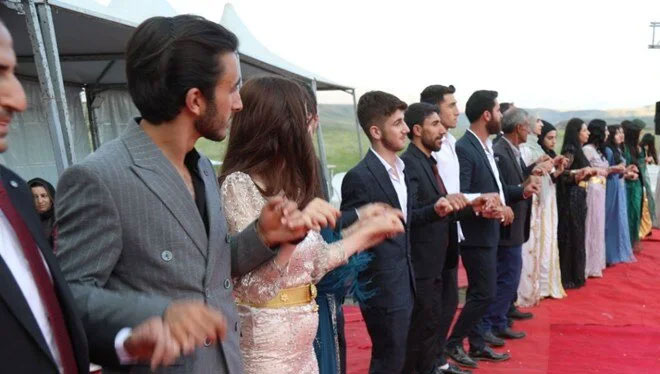 Aşiret düğününde geline 4 kilo altın, damada 6 milyon TL takıldı