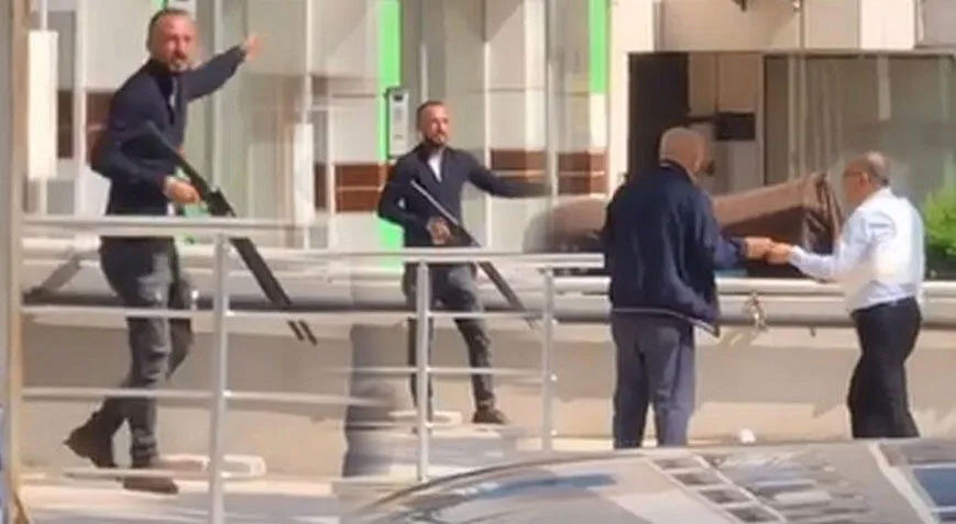 Caddede havaya rasgele ateş açtı, polis ikna edip gözaltına aldı