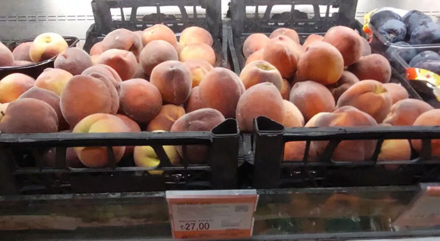 Halde kilosu 7 liraya satılan şeftali, market rafında 27 lira