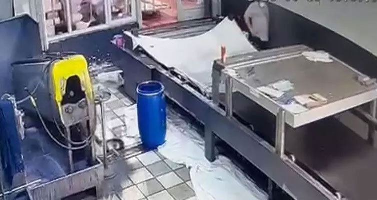 Tekstil fabrikasında baskı makinesi alev aldı! Yaralılar var Tekstil fabrikasında baskı makinesi alev aldı! Yaralılar var