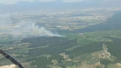 Korkutan orman yangını! 5 helikopter, 2 uçak bölgede