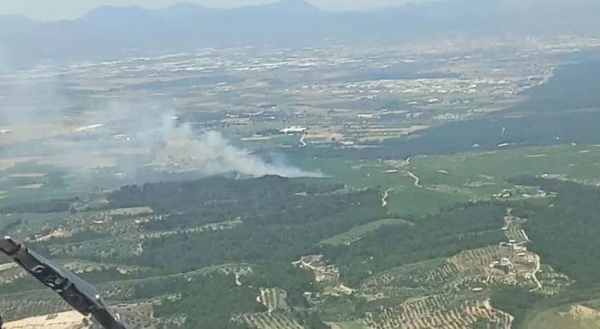 Korkutan orman yangını! 5 helikopter, 2 uçak bölgede
