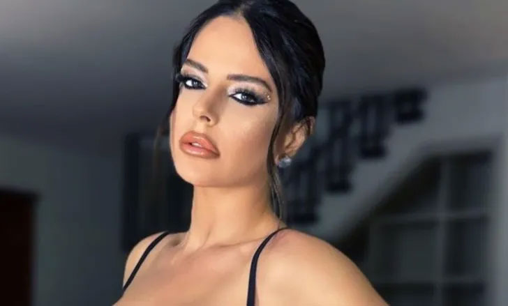 Transparan giyen Simge Sağın pozlarıyla nefes kesti! Beğeni butonu çöktü