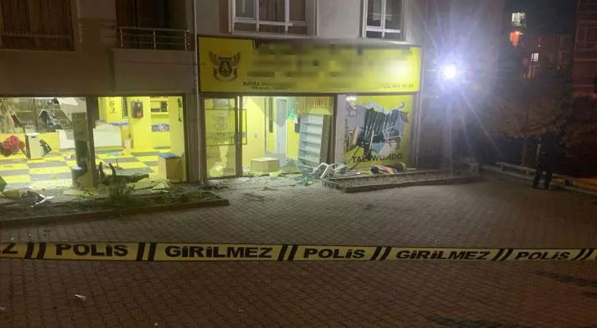 Kız öğrencisini taciz eden tekvando hocasına meydan dayağı!