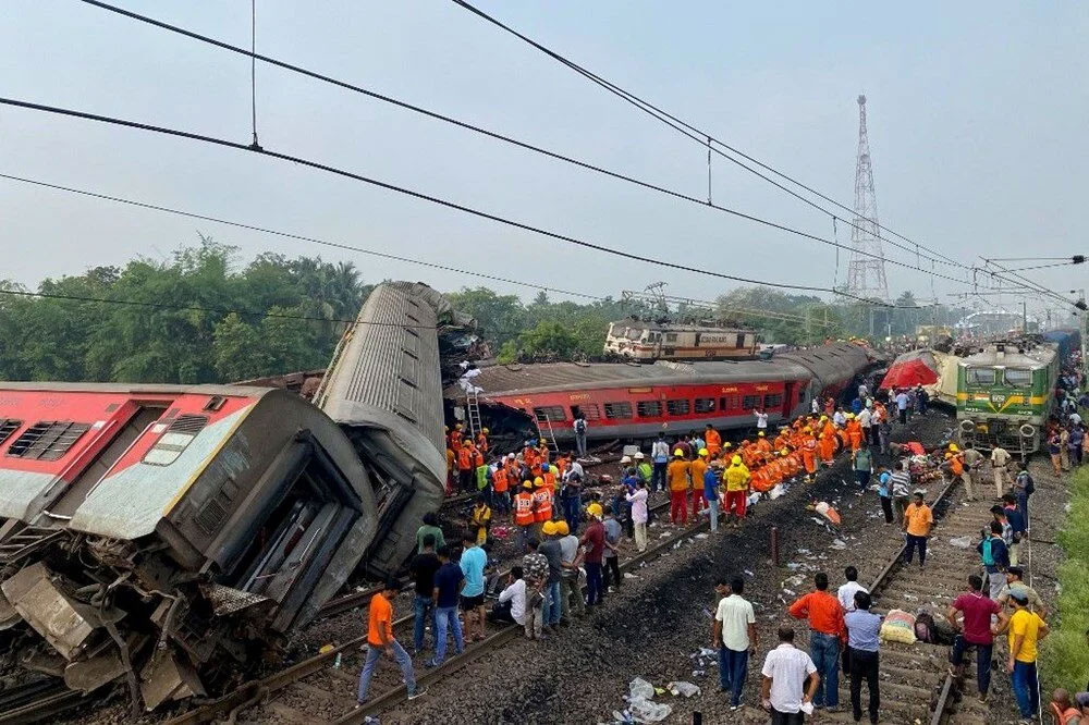 Hindistan’da 3 tren birbirine girdi: 288 ölü, 900’den fazla yaralı