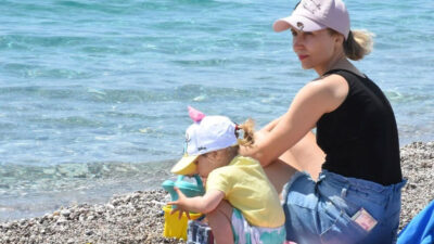 Antalya’da güneşli havayı fırsat bilenler sahillere koştu