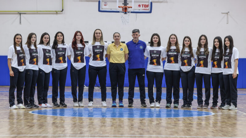 Bursa’da ilkokul bahçesinde başlayan hikaye Süper Lig’e taşındı Kadınlar Hentbol 1. Ligi'ni şampiyon tamamlayarak Süper Lig'e çıkan ve