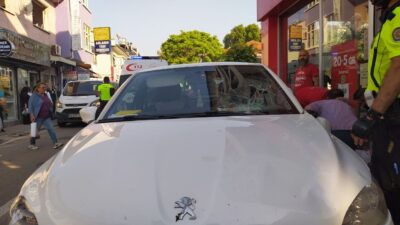 Bursa’da otomobil yayalara çarptı