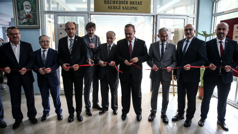 BUÜ İlahiyat Fakültesi’nde yazma eserler kütüphanesi ile sergi salonu açıldı Bursa Uludağ Üniversitesi (BUÜ) İlahiyat Fakültesi'nde, İsmail Hakkı Bursevi Yazma
